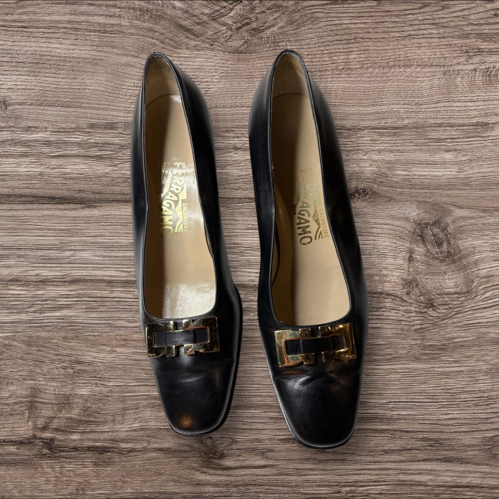 Salvatore Ferragamo black leather pumps with a gold-tone Gancini buckle Detail